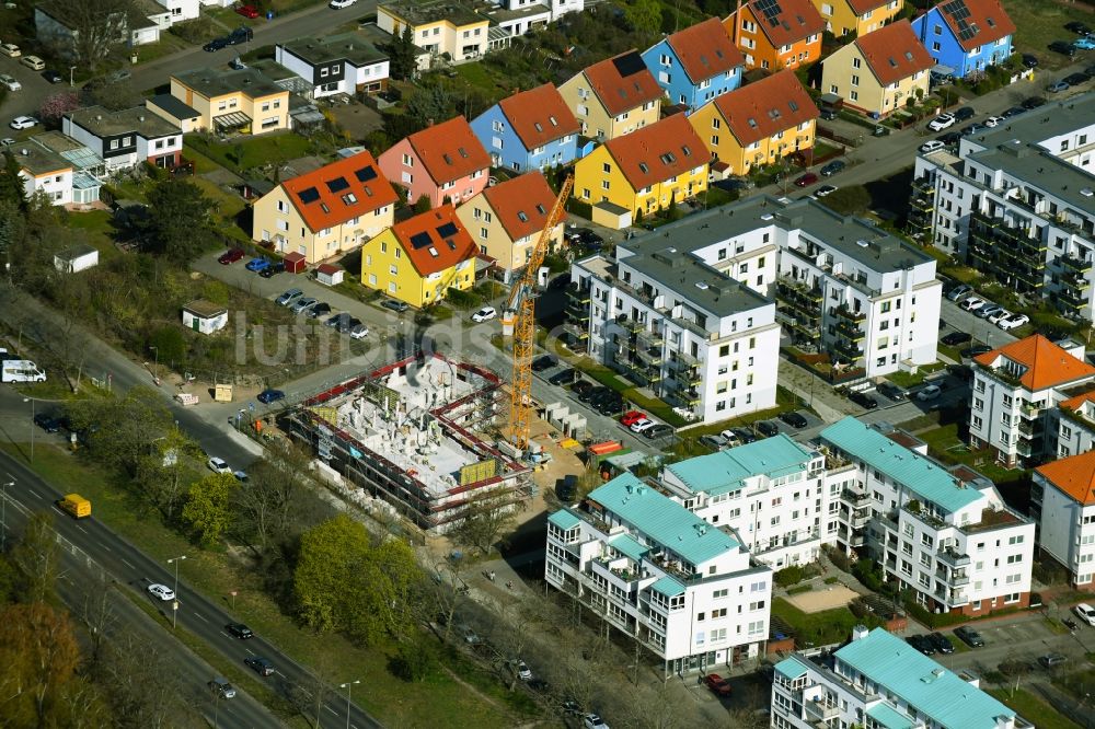 Berlin von oben - Baustelle zum Neubau einer altersgerechten Wohnanlage am Gärtnereiring in Berlin, Deutschland