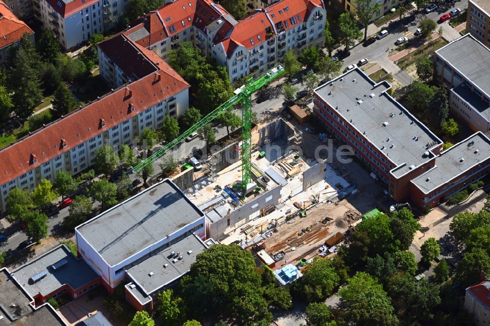 Berlin von oben - Baustelle zum Neubau Aufenthaltshaus der Dunant-Grundschule in Berlin, Deutschland