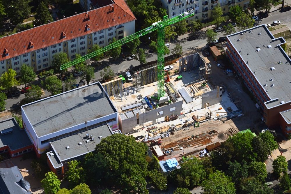 Luftbild Berlin - Baustelle zum Neubau Aufenthaltshaus der Dunant-Grundschule in Berlin, Deutschland