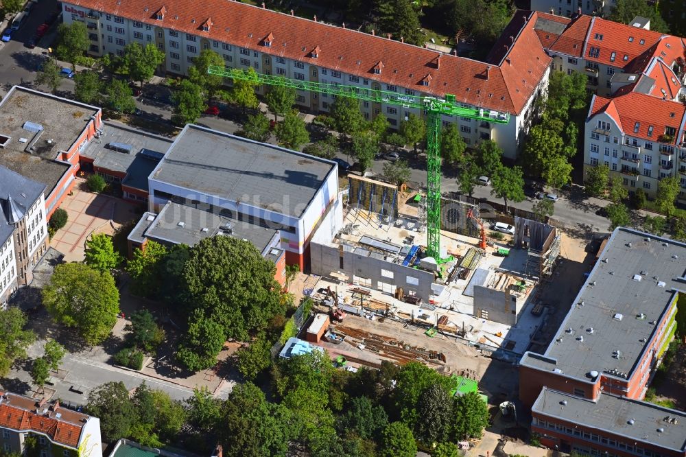 Berlin aus der Vogelperspektive: Baustelle zum Neubau Aufenthaltshaus der Dunant-Grundschule in Berlin, Deutschland