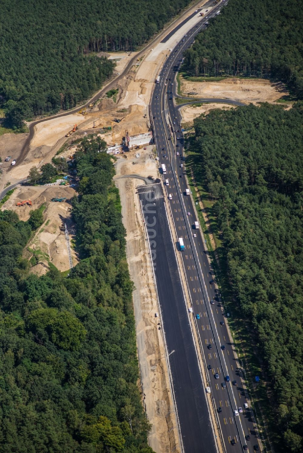 Luftaufnahme Schwielowsee - Baustelle zum Neubau des Autobahn- Brückenbauwerk der BAB A10 Anschlussstelle Frech in Schwielowsee im Bundesland Brandenburg, Deutschland