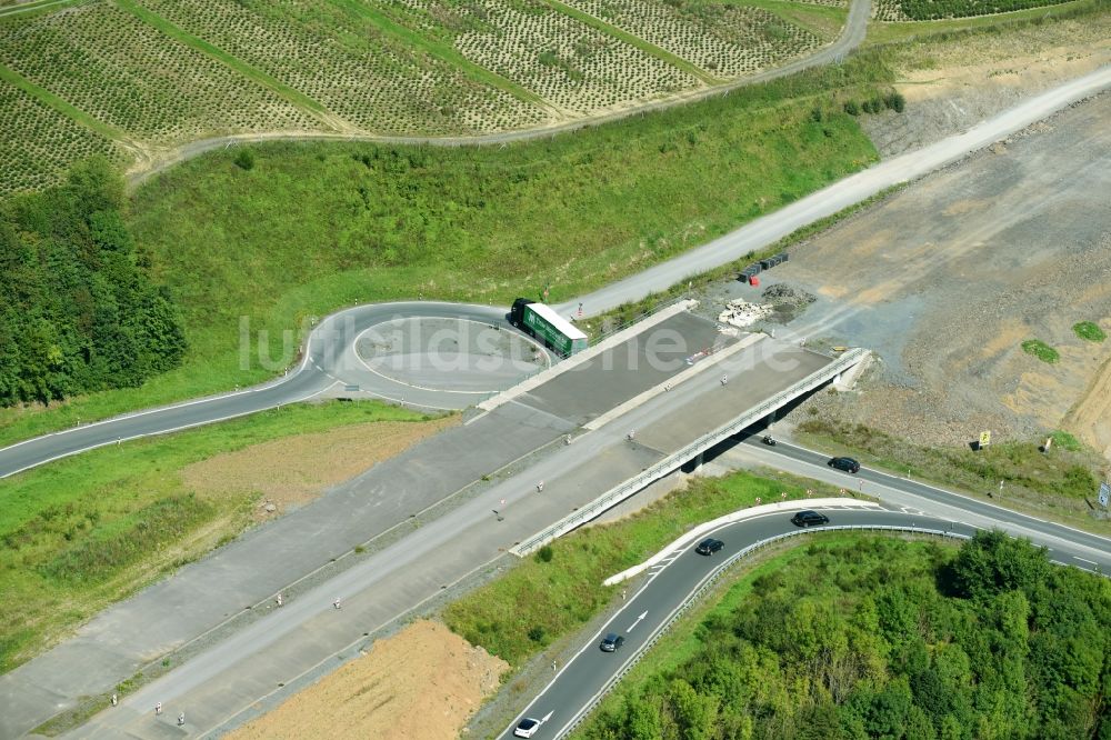 Luftaufnahme Velmede - Baustelle zum Neubau des Autobahn- Brückenbauwerk der BAB A46 in Velmede im Bundesland Nordrhein-Westfalen, Deutschland