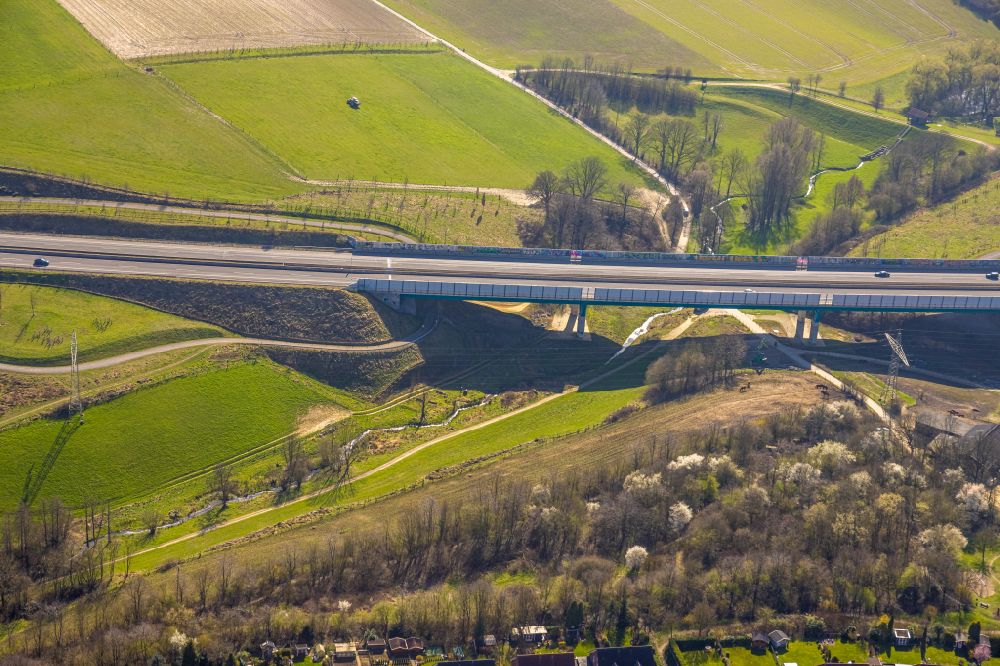 Heiligenhaus von oben - Baustelle zum Neubau des Autobahn- Brückenbauwerk der A44 Hülsbecker Straße in Heiligenhaus im Bundesland Nordrhein-Westfalen, Deutschland