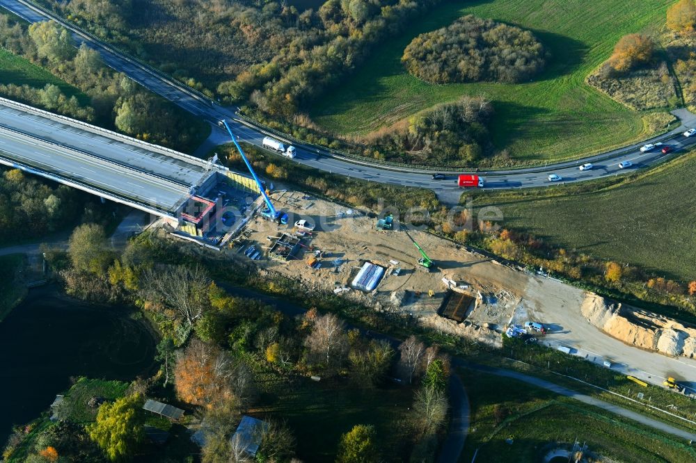 Luftaufnahme Tribsees - Baustelle zum Neubau des Autobahn- Brückenbauwerk A20 in Tribsees im Bundesland Mecklenburg-Vorpommern, Deutschland