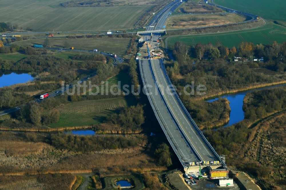 Tribsees aus der Vogelperspektive: Baustelle zum Neubau des Autobahn- Brückenbauwerk A20 in Tribsees im Bundesland Mecklenburg-Vorpommern, Deutschland