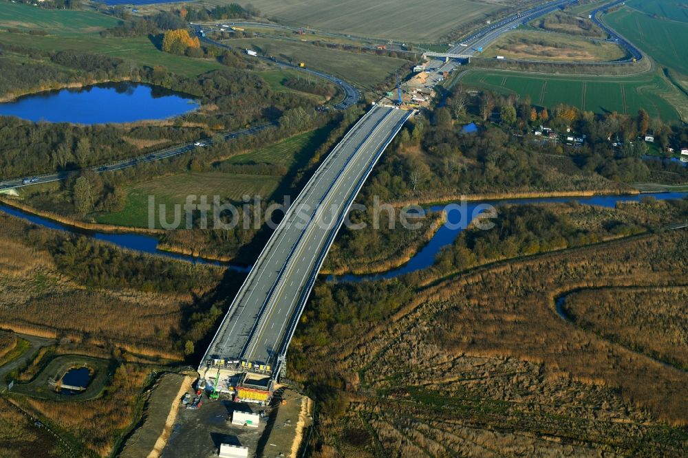 Tribsees aus der Vogelperspektive: Baustelle zum Neubau des Autobahn- Brückenbauwerk A20 in Tribsees im Bundesland Mecklenburg-Vorpommern, Deutschland