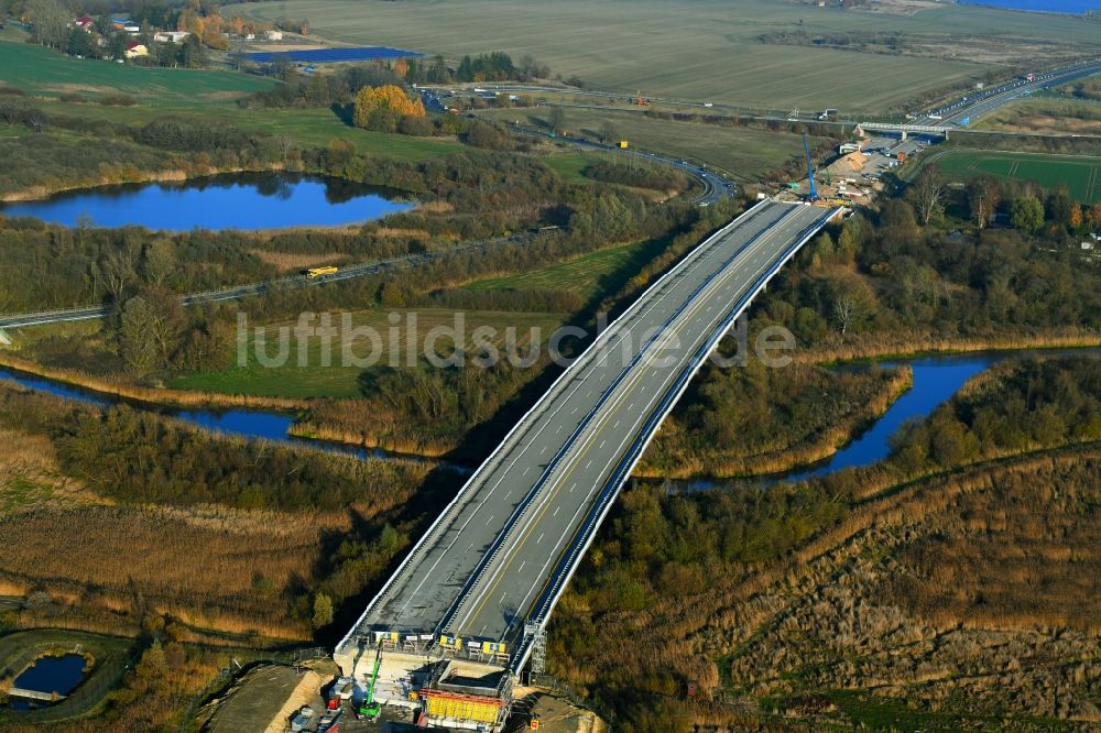 Luftaufnahme Tribsees - Baustelle zum Neubau des Autobahn- Brückenbauwerk A20 in Tribsees im Bundesland Mecklenburg-Vorpommern, Deutschland
