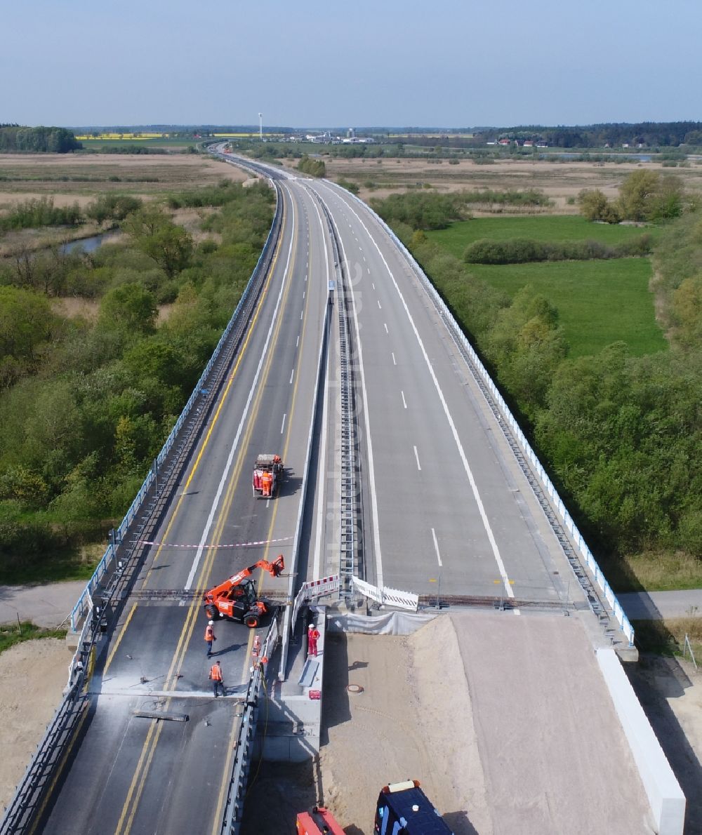 Langsdorf von oben - Baustelle zum Neubau des Autobahn- Brückenbauwerk A20 in Tribsees im Bundesland Mecklenburg-Vorpommern, Deutschland