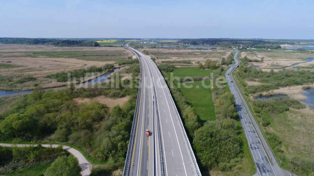 Luftaufnahme Langsdorf - Baustelle zum Neubau des Autobahn- Brückenbauwerk A20 in Tribsees im Bundesland Mecklenburg-Vorpommern, Deutschland