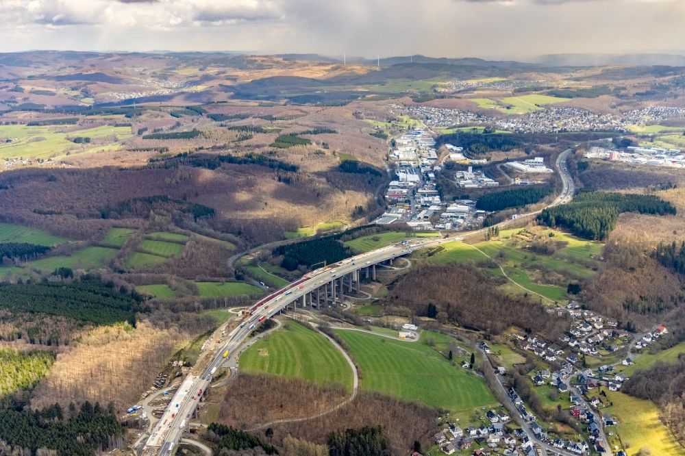 Eisern aus der Vogelperspektive: Baustelle zum Neubau der Autobahn- Trasse der BAB A45 in Eisern im Bundesland Nordrhein-Westfalen, Deutschland