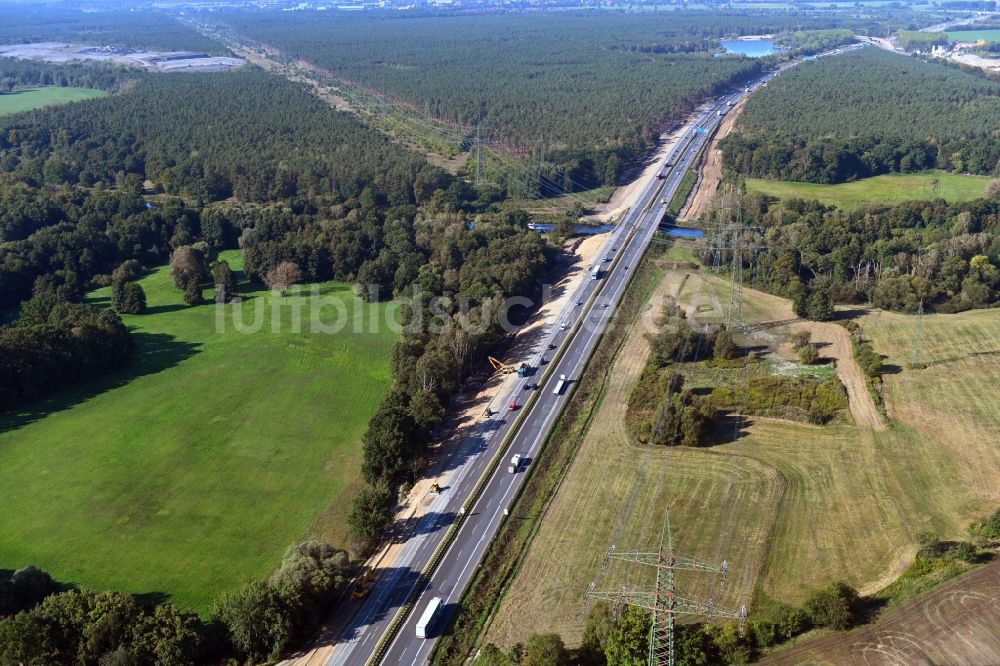 Luftaufnahme Hohen Neuendorf - Baustelle zum Neubau der Autobahn- Trasse der BAB 10 in Hohen Neuendorf im Bundesland Brandenburg, Deutschland
