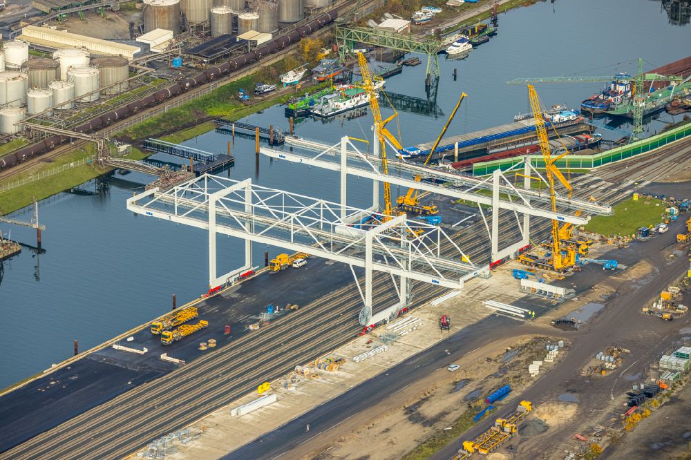 Duisburg von oben - Baustelle zum Neubau einer Belade- Verladestation für das neue Duisburg Gateway Terminal (DGT) im Hafen in Duisburg im Bundesland Nordrhein-Westfalen, Deutschland