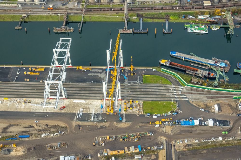 Luftaufnahme Duisburg - Baustelle zum Neubau einer Belade- Verladestation für das neue Duisburg Gateway Terminal (DGT) im Hafen in Duisburg im Bundesland Nordrhein-Westfalen, Deutschland
