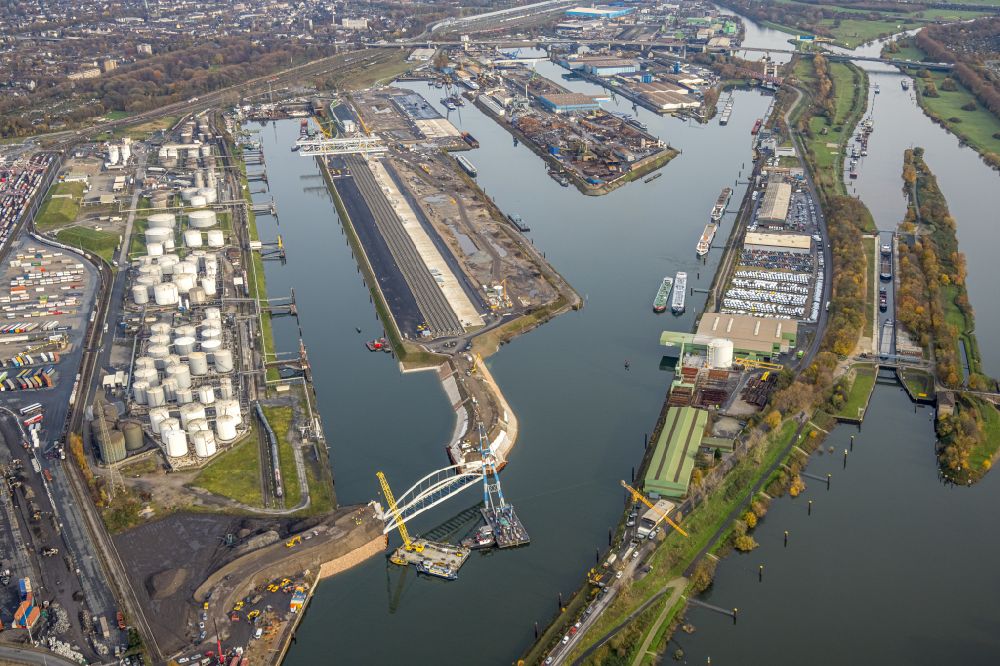 Luftbild Duisburg - Baustelle zum Neubau des Brückenbauwerk zum Duisburg Gateway Terminal (DGT) im Hafen im Ortsteil Ruhrort in Duisburg im Bundesland Nordrhein-Westfalen, Deutschland