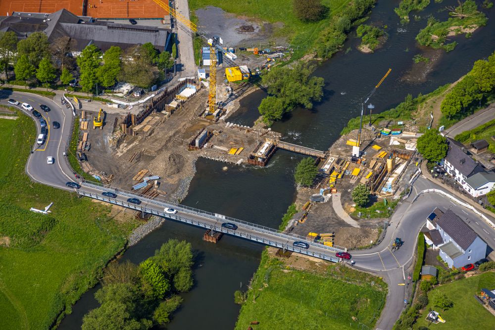 Oeventrop von oben - Baustelle zum Neubau der Brückenkonstruktion Dinscheder Brücke über die Ruhr in Oeventrop im Bundesland Nordrhein-Westfalen, Deutschland