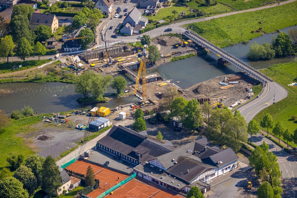 Oeventrop von oben - Baustelle zum Neubau der Brückenkonstruktion Dinscheder Brücke über die Ruhr in Oeventrop im Bundesland Nordrhein-Westfalen, Deutschland