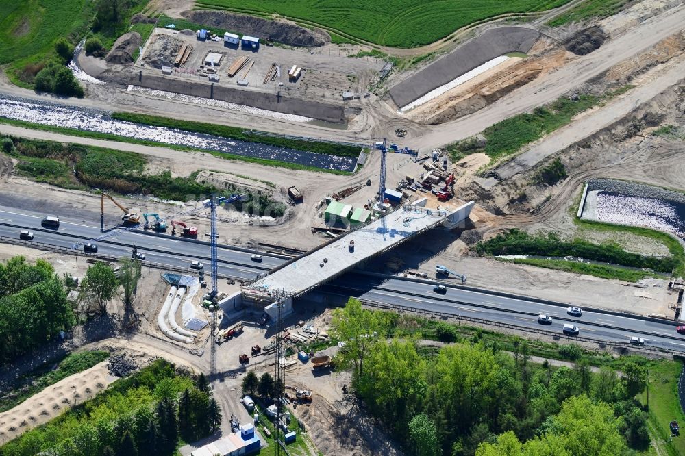 Luftaufnahme Schönerlinde - Baustelle zum Neubau der Brückenkonstruktion an der Mühlenbecker Straße in Schönerlinde im Bundesland Brandenburg, Deutschland