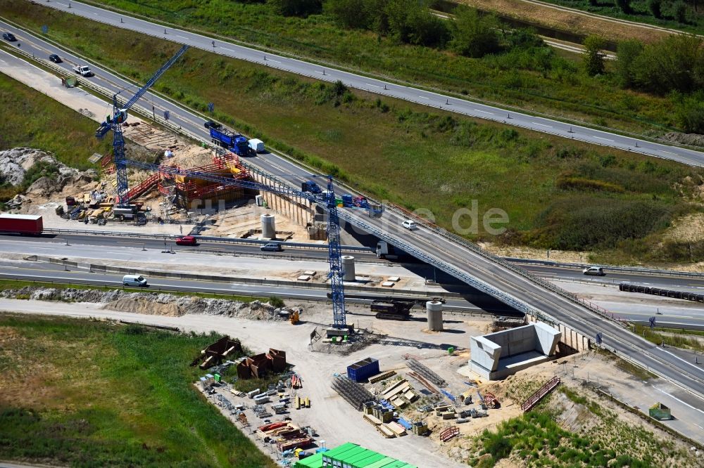 Luftaufnahme Schönerlinde - Baustelle zum Neubau der Brückenkonstruktion an der Mühlenbecker Straße in Schönerlinde im Bundesland Brandenburg, Deutschland