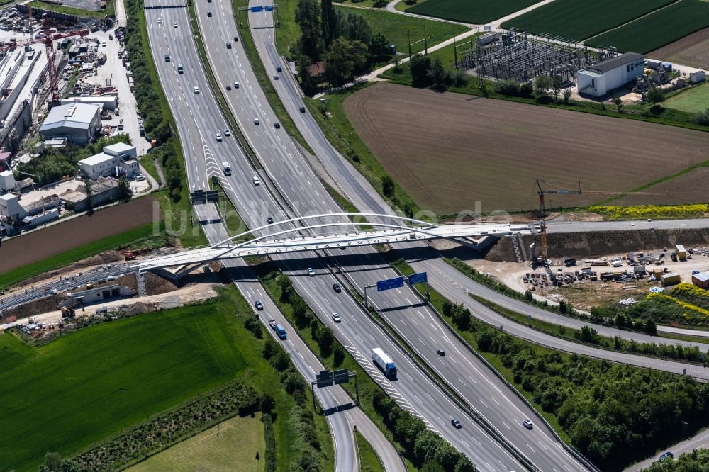 Luftaufnahme Stuttgart - Baustelle zum Neubau der Brückenkonstruktion der Stadtbahnlinie U6 über die Autobahnstrecke der BAB A8 in Stuttgart im Bundesland Baden-Württemberg, Deutschland