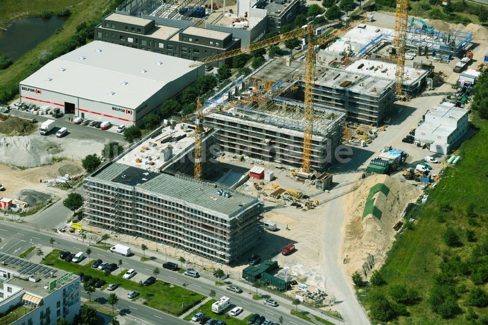 Luftbild Schönefeld - Baustelle zum Neubau eines Büro- und Geschäftshaus- Ensemble an der Mizarstraße in Schönefeld im Bundesland Brandenburg, Deutschland
