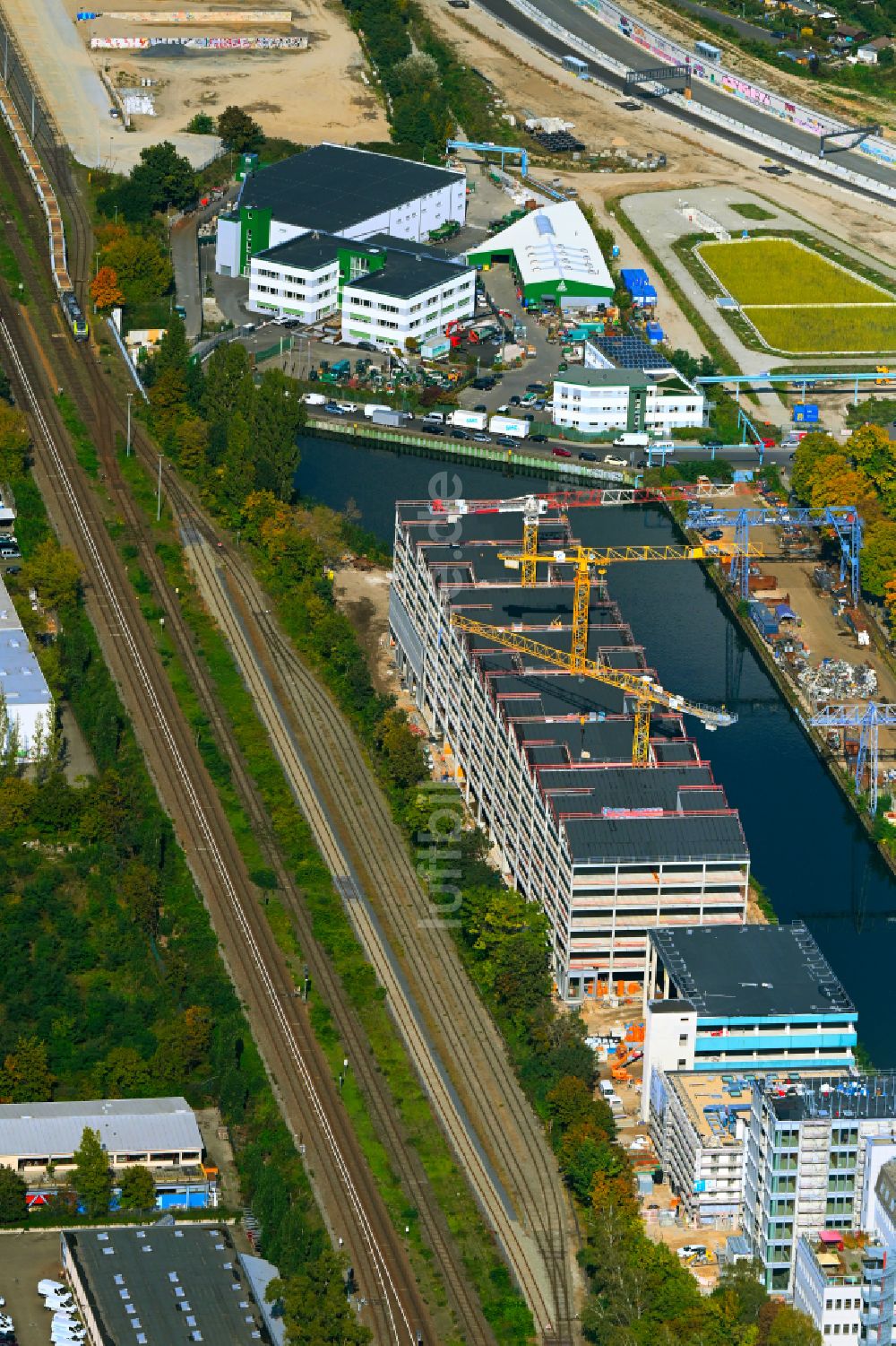 Berlin von oben - Baustelle zum Neubau eines Büro- und Geschäftshaus- Ensemble The SHED - Work und Light-Industrial Campus in Berlin, Deutschland