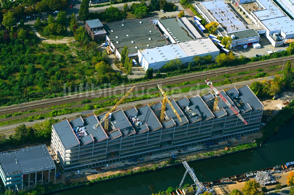 Luftaufnahme Berlin - Baustelle zum Neubau eines Büro- und Geschäftshaus- Ensemble The SHED - Work und Light-Industrial Campus in Berlin, Deutschland