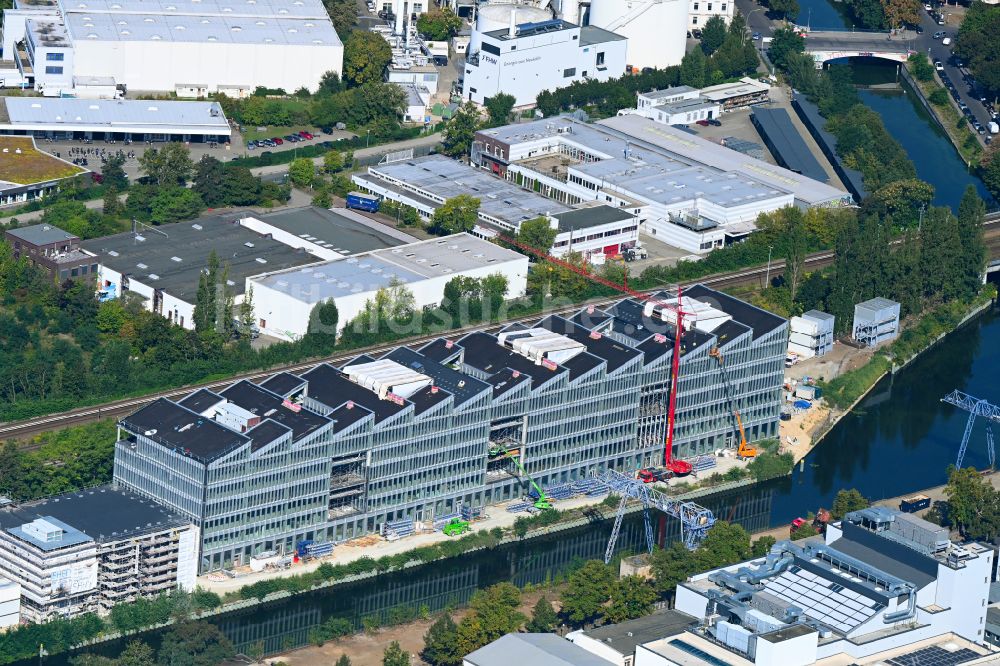 Luftaufnahme Berlin - Baustelle zum Neubau eines Büro- und Geschäftshaus- Ensemble The SHED - Work und Light-Industrial Campus in Berlin, Deutschland