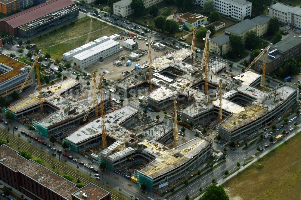 Luftbild Berlin - Baustelle zum Neubau eines Büro- und Geschäftshauses Allianz Campus Berlin im Ortsteil Johannisthal - Adlershof in Berlin