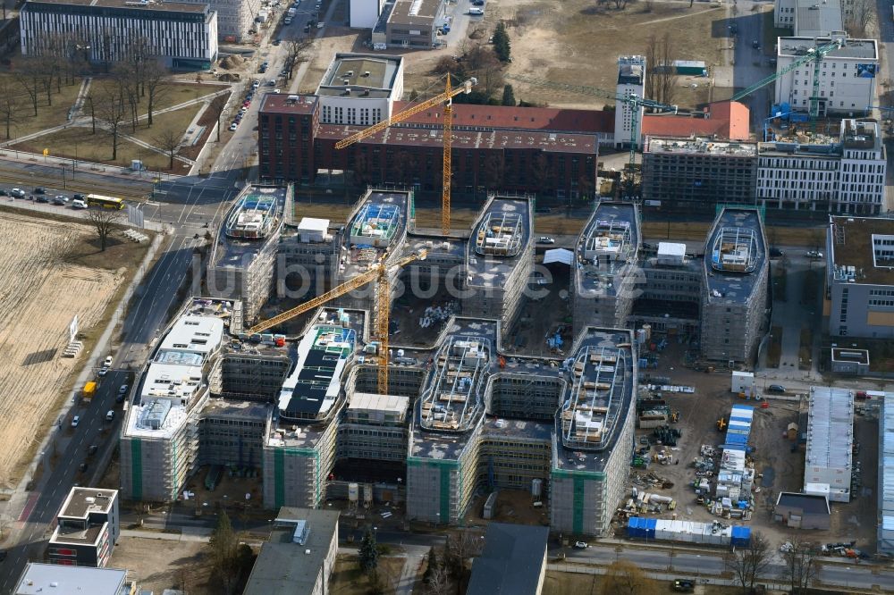 Luftaufnahme Berlin - Baustelle zum Neubau eines Büro- und Geschäftshauses Allianz Campus Berlin im Ortsteil Johannisthal - Adlershof in Berlin