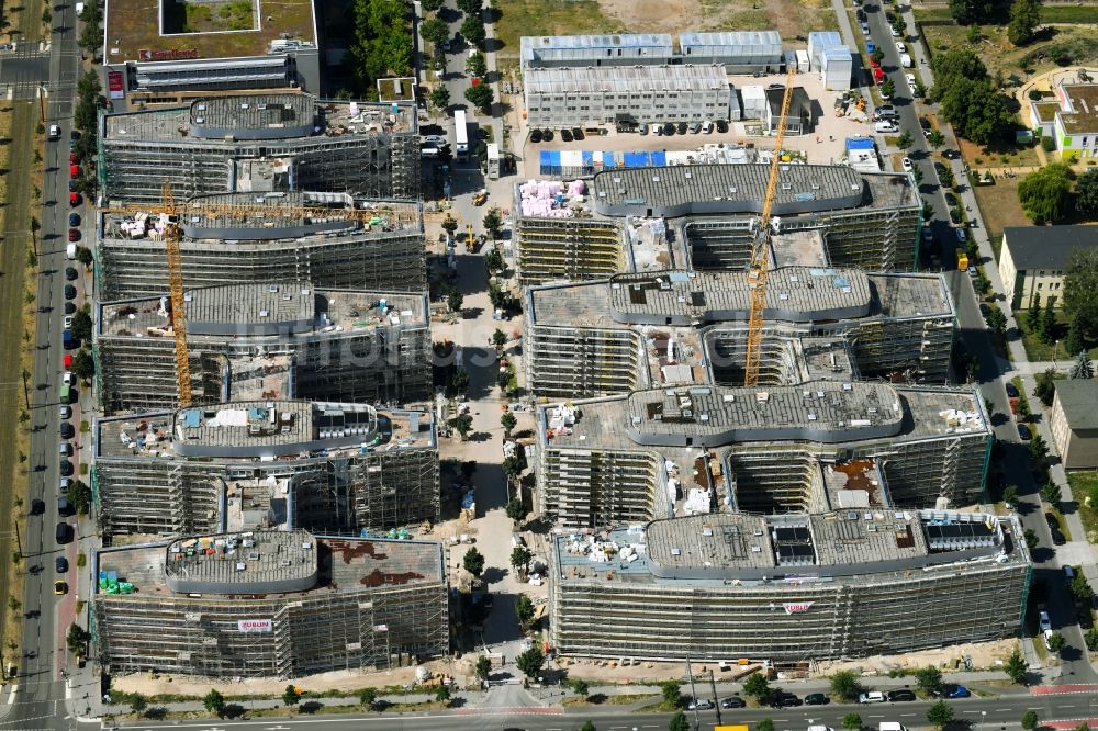 Luftaufnahme Berlin - Baustelle zum Neubau eines Büro- und Geschäftshauses Allianz Campus Berlin im Ortsteil Johannisthal - Adlershof in Berlin