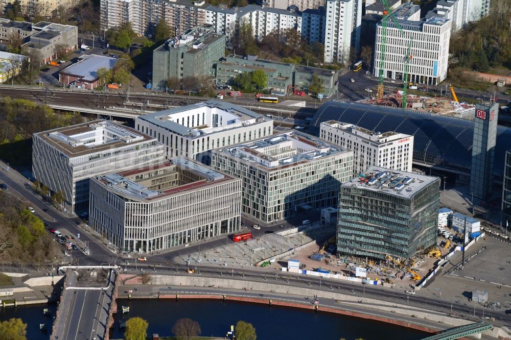 Berlin von oben - Baustelle zum Neubau eines Büro- und Geschäftshauses cube berlin in Berlin, Deutschland