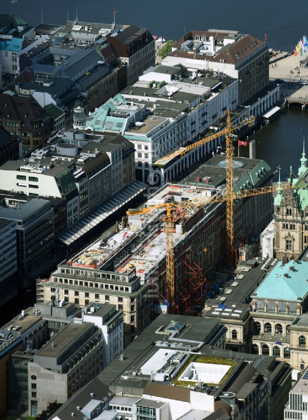 Hamburg von oben - Baustelle zum Neubau eines Büro- und Geschäftshauses am Einkaufsboulevard Alter Wall in Hamburg, Deutschland