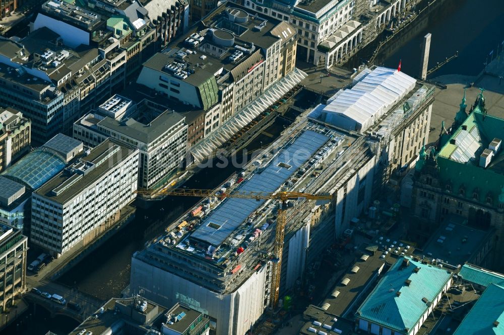 Hamburg aus der Vogelperspektive: Baustelle zum Neubau eines Büro- und Geschäftshauses am Einkaufsboulevard Alter Wall in Hamburg, Deutschland