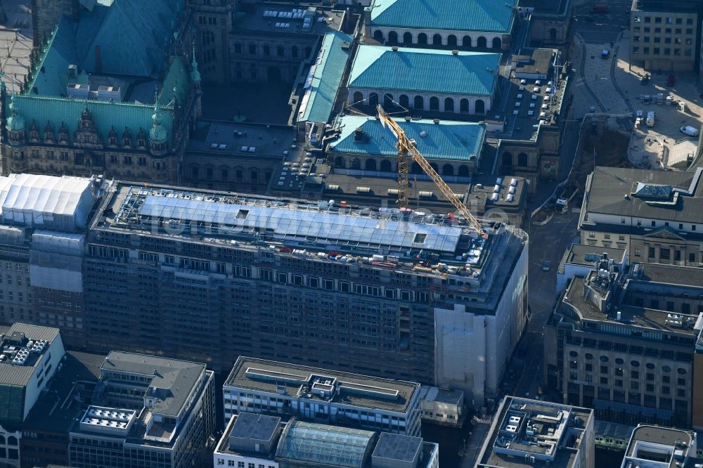 Luftbild Hamburg - Baustelle zum Neubau eines Büro- und Geschäftshauses am Einkaufsboulevard Alter Wall in Hamburg, Deutschland
