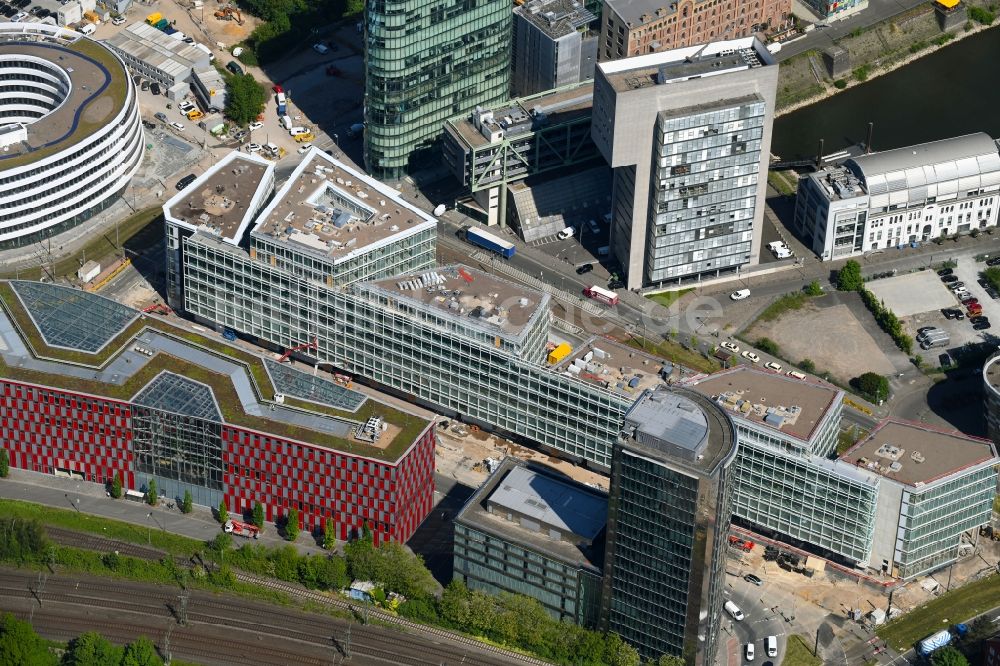 Düsseldorf von oben - Baustelle zum Neubau eines Büro- und Geschäftshauses FLOAT zwischen Franzsiusstraße und Holzstraße in Düsseldorf im Bundesland Nordrhein-Westfalen, Deutschland