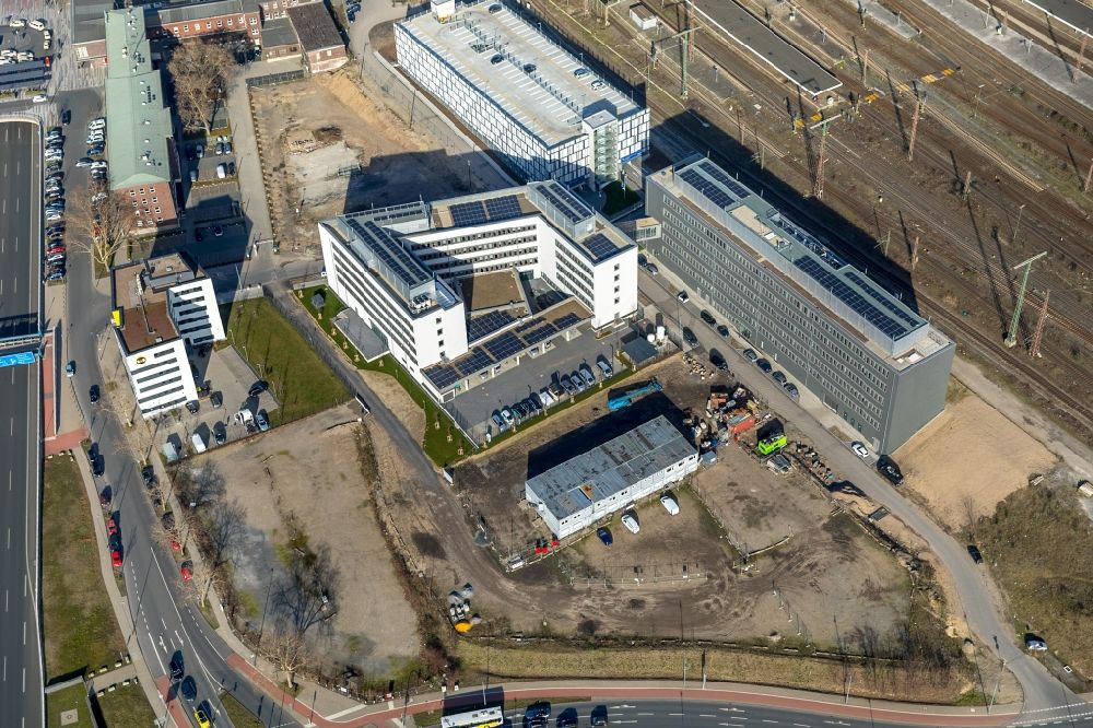 Duisburg von oben - Baustelle zum Neubau eines Büro- und Geschäftshauses Koloniestraße - Wuhanstraße in Duisburg im Bundesland Nordrhein-Westfalen - NRW, Deutschland