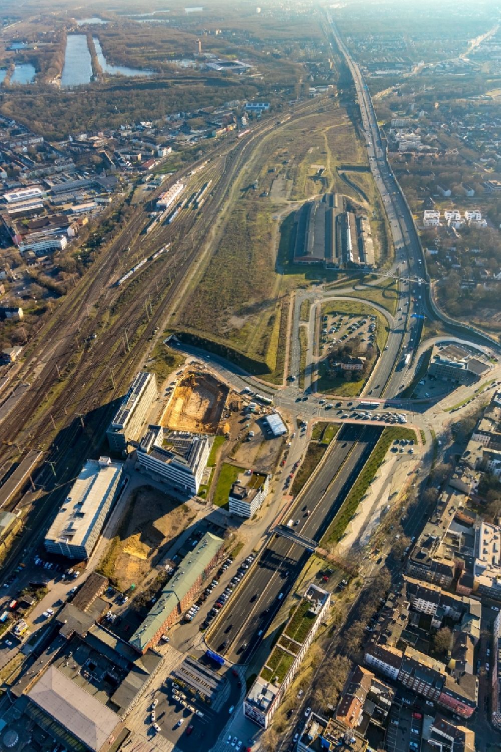 Luftbild Duisburg - Baustelle zum Neubau eines Büro- und Geschäftshauses Koloniestraße - Wuhanstraße in Duisburg im Bundesland Nordrhein-Westfalen - NRW, Deutschland