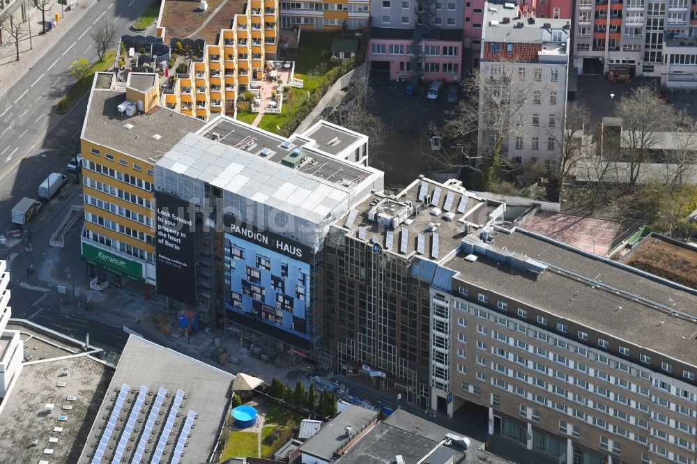 Luftbild Berlin - Baustelle zum Neubau des Bürohaus- Gebäude im Ortsteil Charlottenburg in Berlin, Deutschland