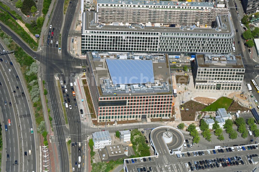 Luftbild Berlin - Baustelle zum Neubau eines Büro- und Geschäftshaus- Ensemble EDGE Suedkreuz Berlin in Berlin, Deutschland