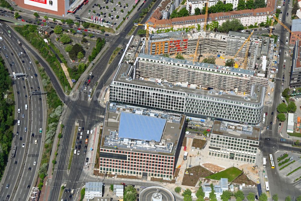 Berlin von oben - Baustelle zum Neubau eines Büro- und Geschäftshaus- Ensemble EDGE Suedkreuz Berlin in Berlin, Deutschland