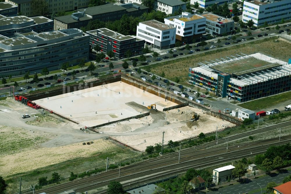 Berlin von oben - Baustelle zum Neubau des Campus-Hotel Adlershof in Berlin, Deutschland
