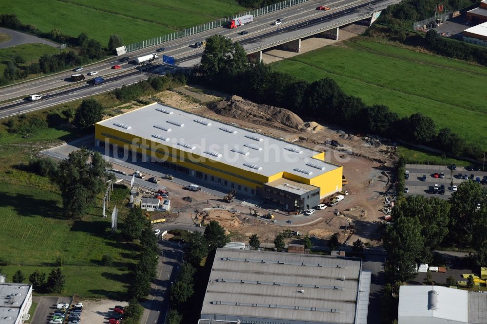 Luftaufnahme Dresden - Baustelle zum Neubau eines DHL Verteilzentrums und Logistikzentrums im Gewerbegebiet Übigau im Norden von Dresden im Bundesland Sachsen