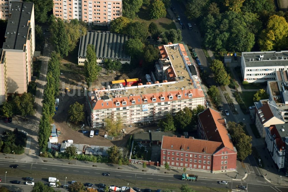 Luftaufnahme Berlin - Baustelle zum Neubau zu einem DOMICIL- Seniorenpflegeheim an der Alfred-Kowalke-Straße im Stadtbezirk Lichtenberg in Berlin