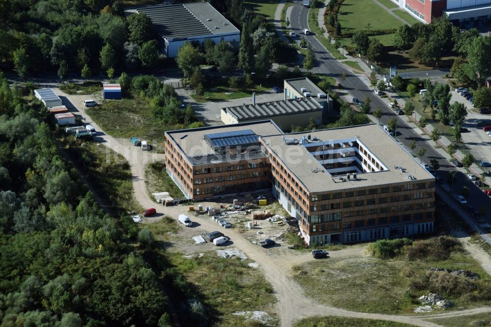 Luftbild Berlin - Baustelle zum Neubau des Firmengebäudes der Flexim GmbH an der Boxberger Straße im Bezirk Marzahn-Hellersdorf in Berlin