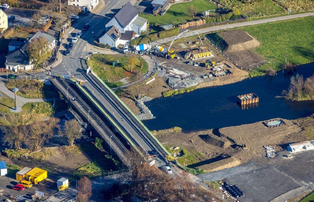 Luftaufnahme Arnsberg - Baustelle zum Neubau des Fluß - Brückenbauwerks über die Ruhr in Arnsberg im Bundesland Nordrhein-Westfalen