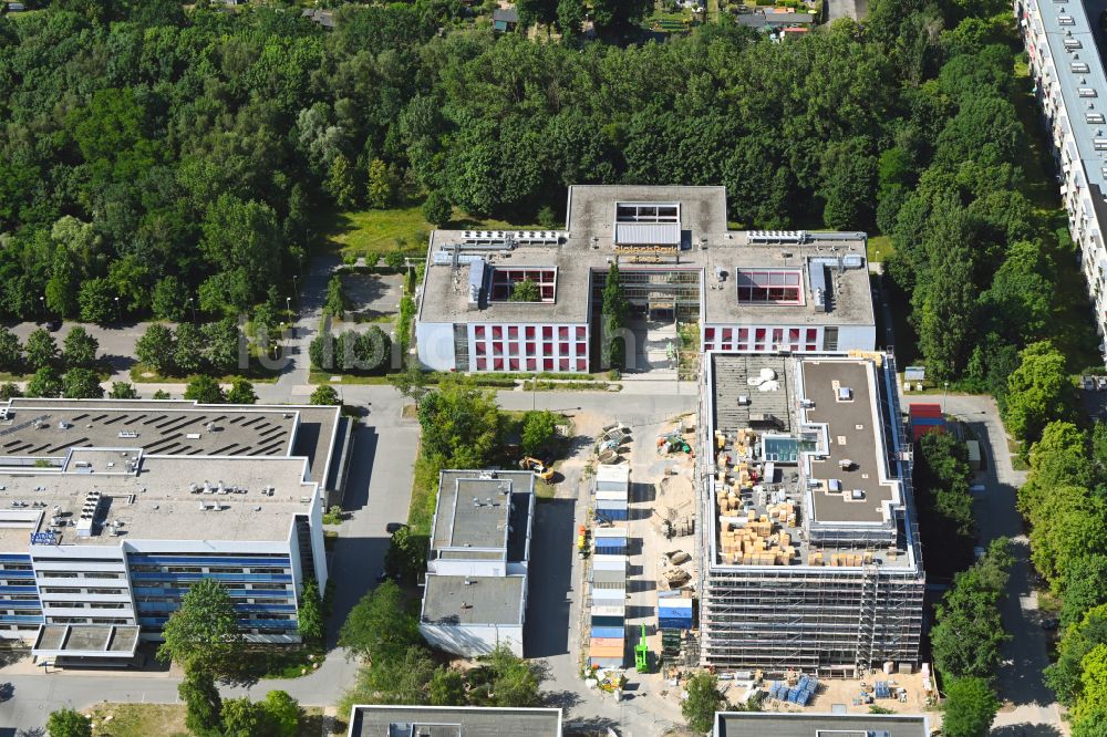 Berlin aus der Vogelperspektive: Baustelle zum Neubau eines Forschungs- Gebäudes und Bürokomplex im Biotech-Park in Berlin, Deutschland