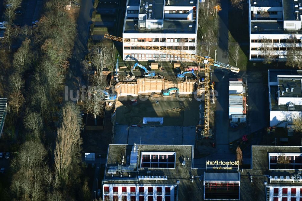 Luftaufnahme Berlin - Baustelle zum Neubau eines Forschungs- Gebäudes und Bürokomplex auf Biotech-Park in Buch in Berlin, Deutschland