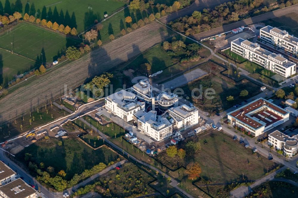 Luftaufnahme Karlsruhe - Baustelle zum Neubau eines Forschungs- Gebäudes und Bürokomplex im Technologiepark Karlsruhe in Karlsruhe im Bundesland Baden-Württe
