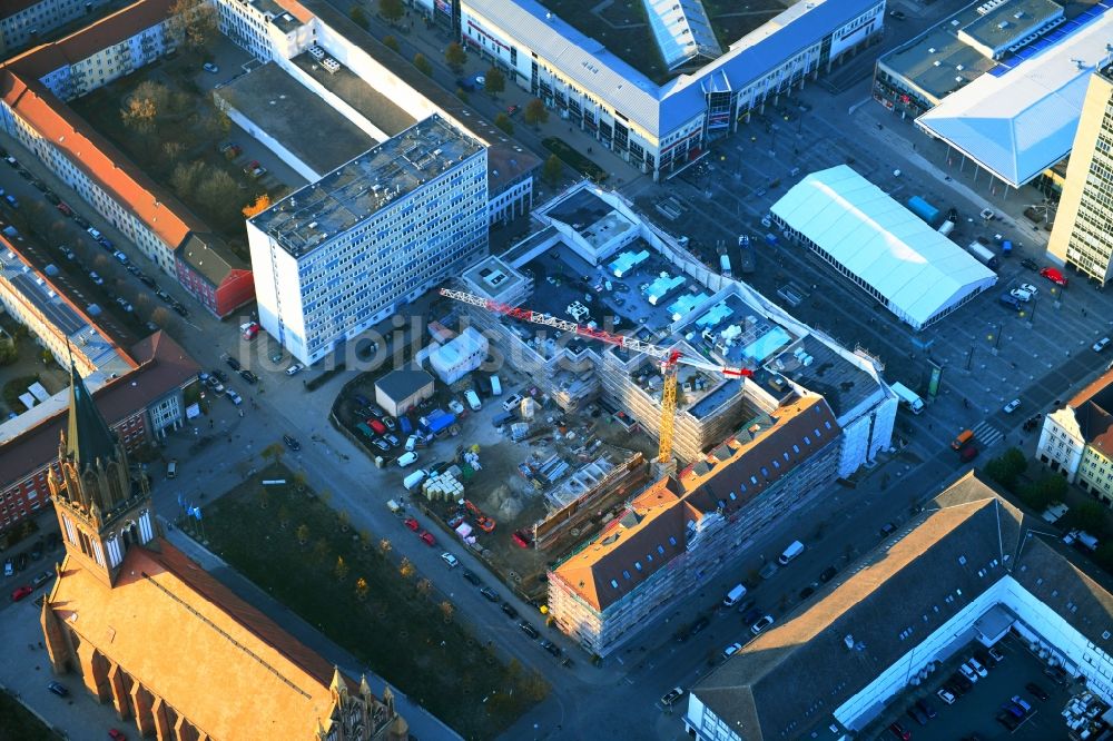 Luftaufnahme Neubrandenburg - Baustelle zum Neubau des Gebäudekomplexes des Einkaufszentrum Marien-Carrée in Neubrandenburg im Bundesland Mecklenburg-Vorpommern, Deutschland