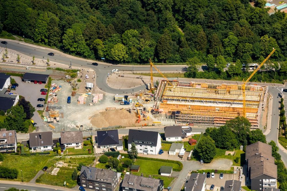 Winterberg von oben - Baustelle zum Neubau des Gebäudekomplexes des Einkaufszentrum Neue Mitte 3 in Winterberg im Bundesland Nordrhein-Westfalen, Deutschland